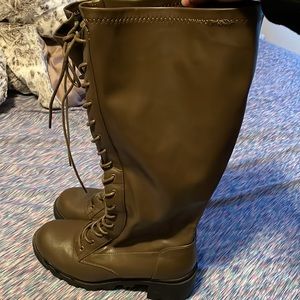 Shoedazzle Balan lug boots olive green size 10